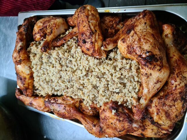 Hähnchenflügel mit Reis