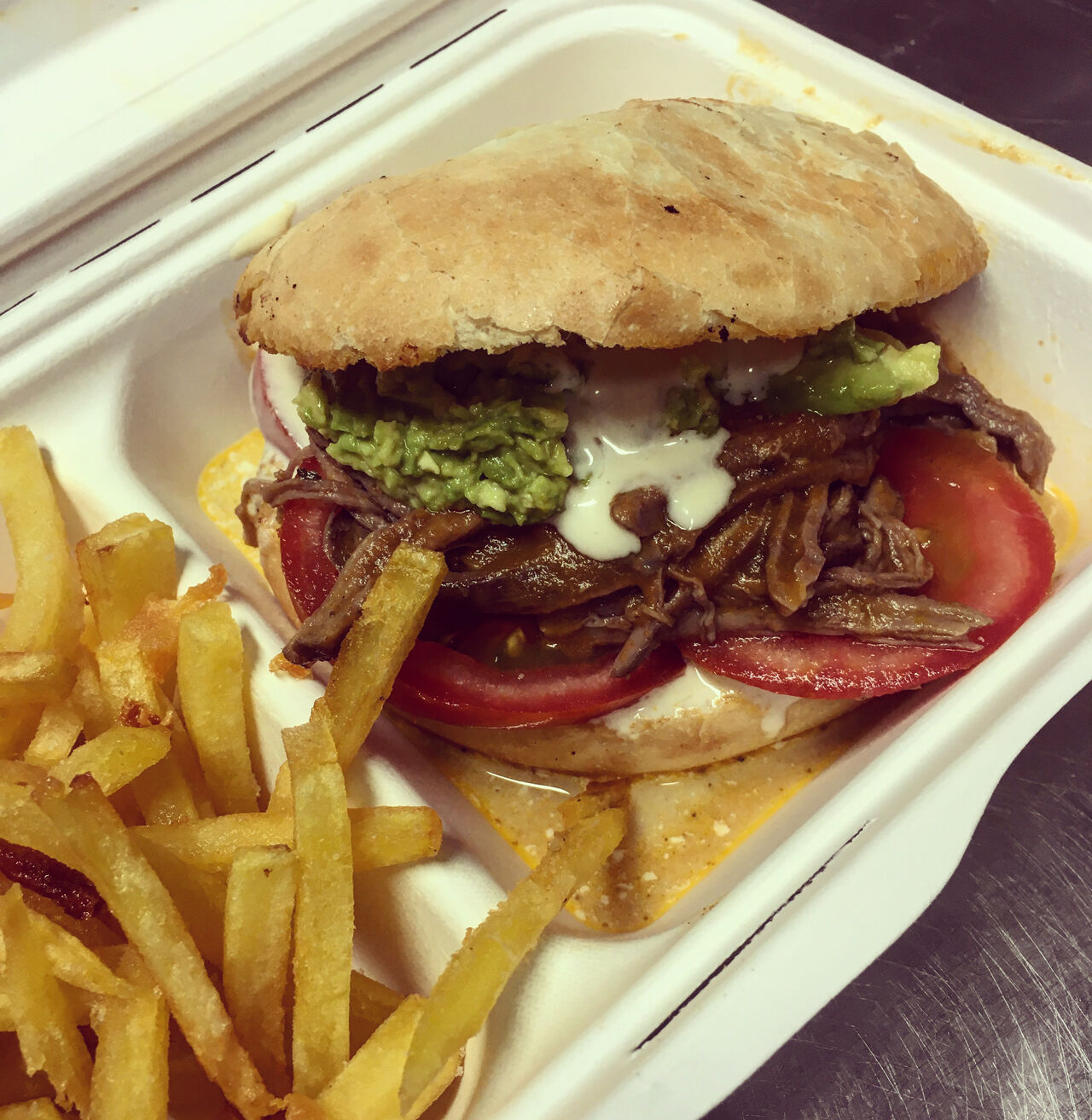 Sándwich de Carne mechada italiano (Tomate, aguacate y mayonesa)