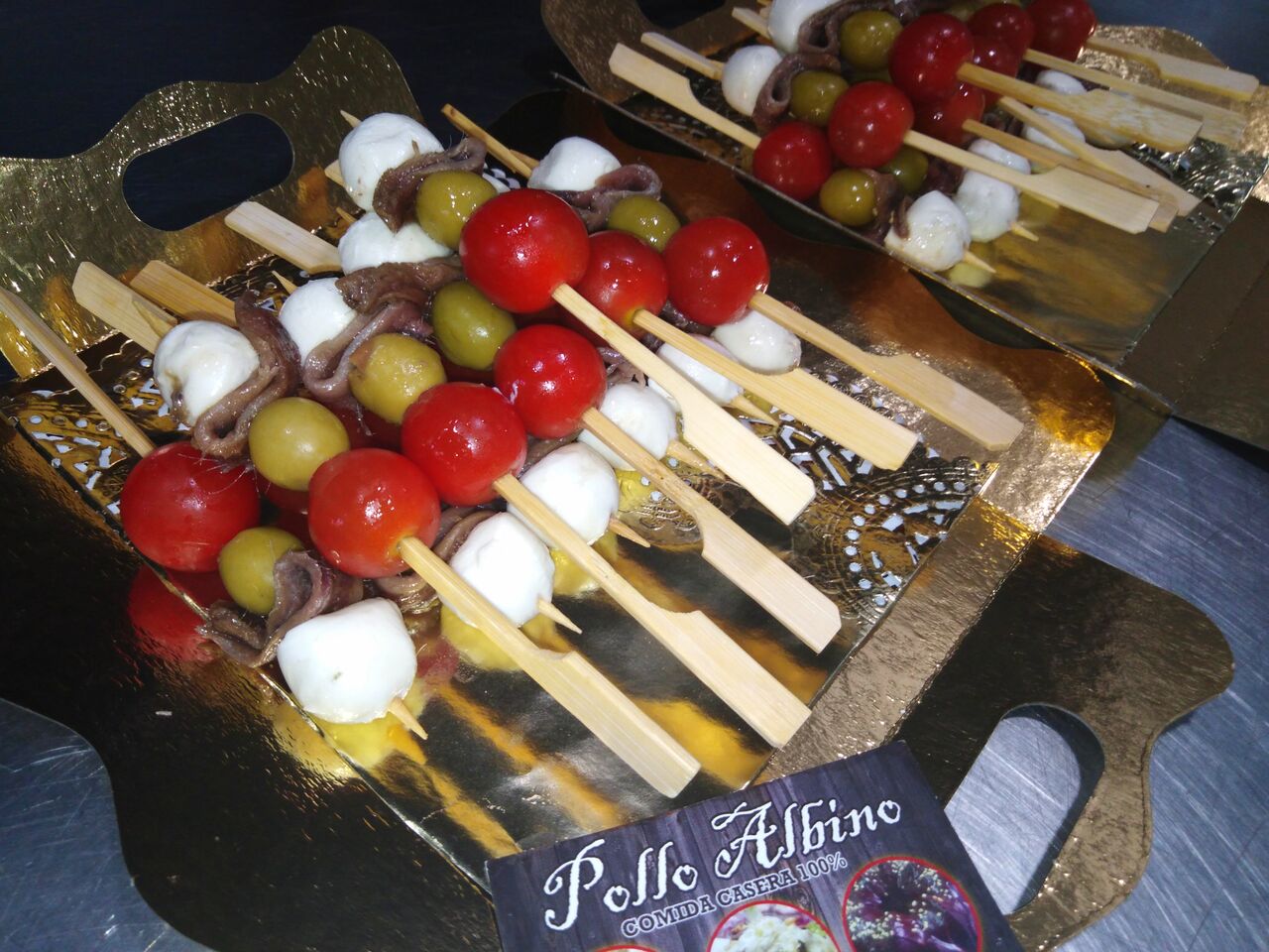 Brochetas de tomate cherry, perlas mozzarella, aceituna y anchoa?❤️