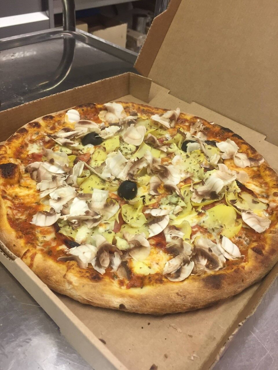 PIZZA: Base crème de poivrons,mozza, coeur d'artichaut, ventricina(saucisson piquant italien)cuisson copeaux de champignon à cru