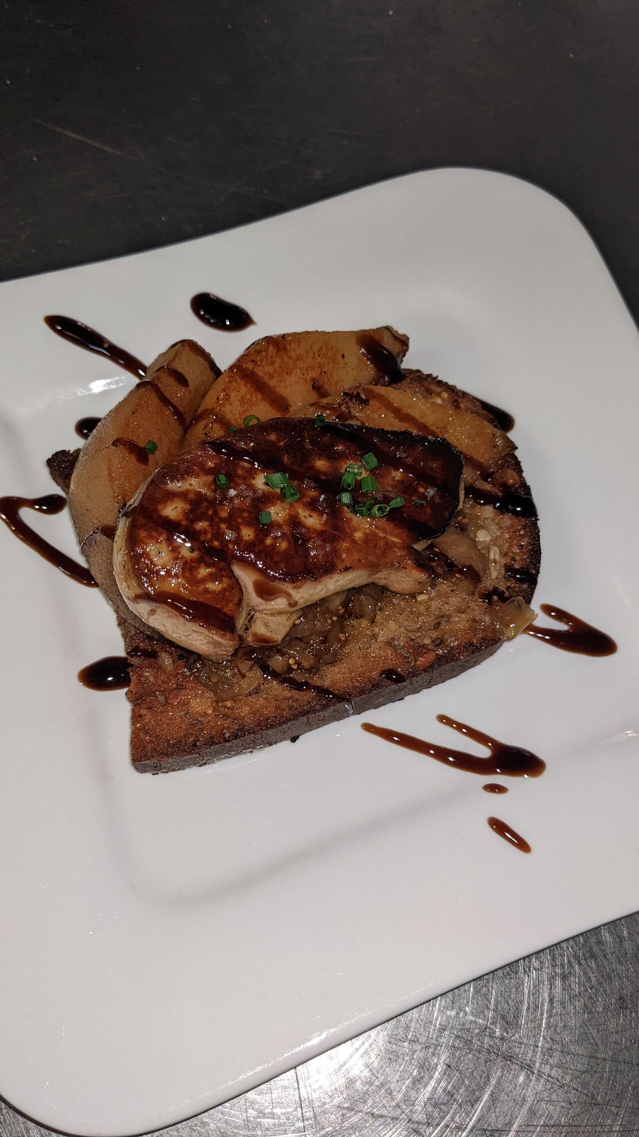Foie gras poêlé et coing caramélisés sur son toast