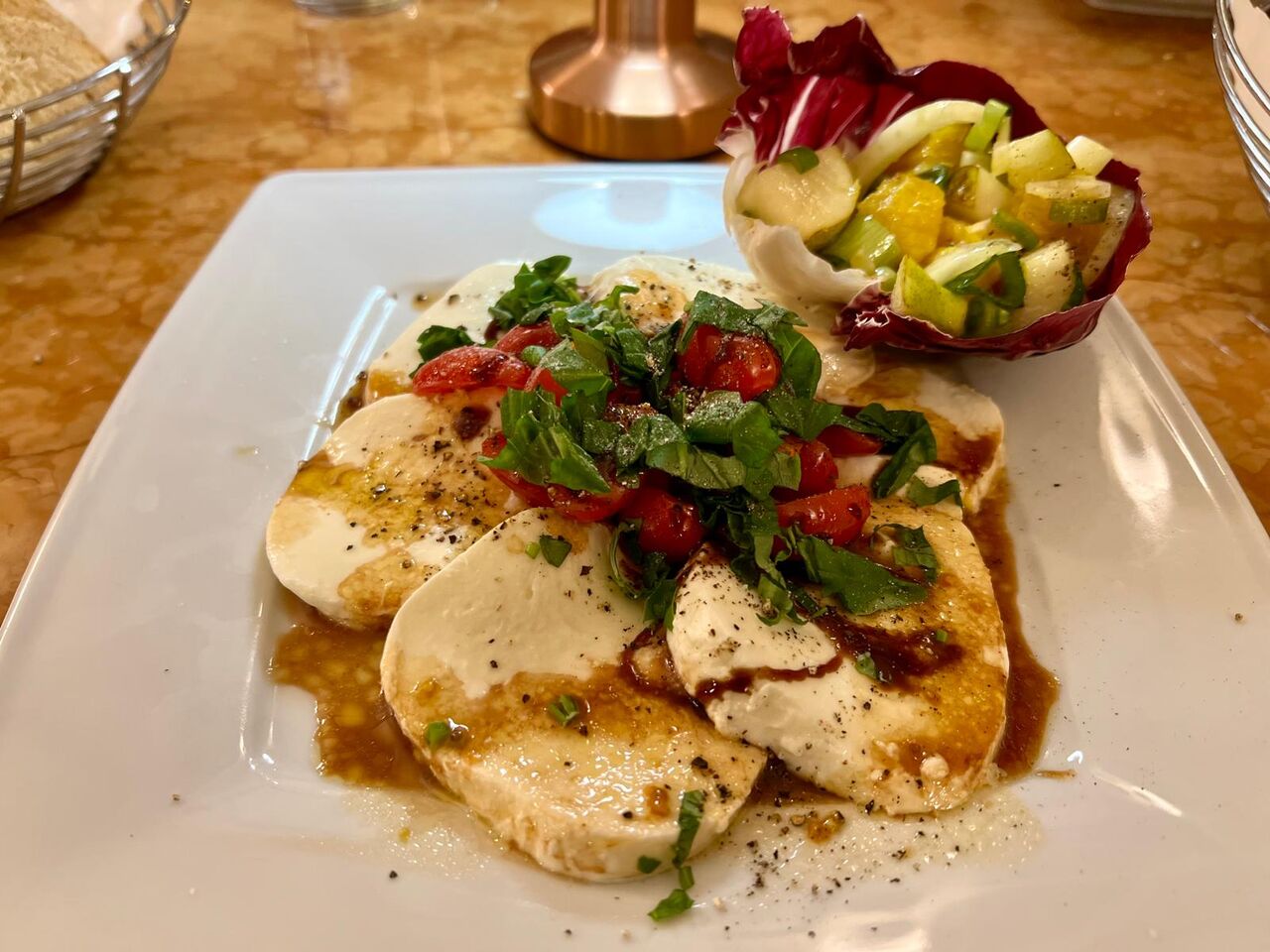 Tomaten-Mozzarella und Radicchio