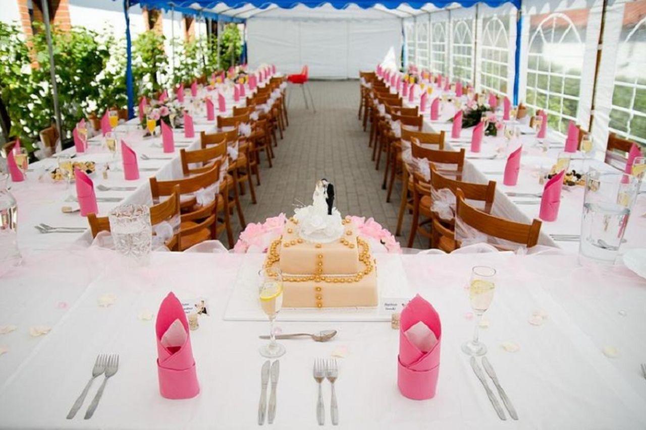 Svatební tabule venku