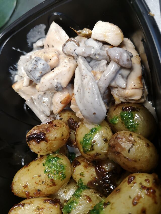 Sauté de volaille champignons prestiges pommes de terre grenailles aux herbes aromatiques.