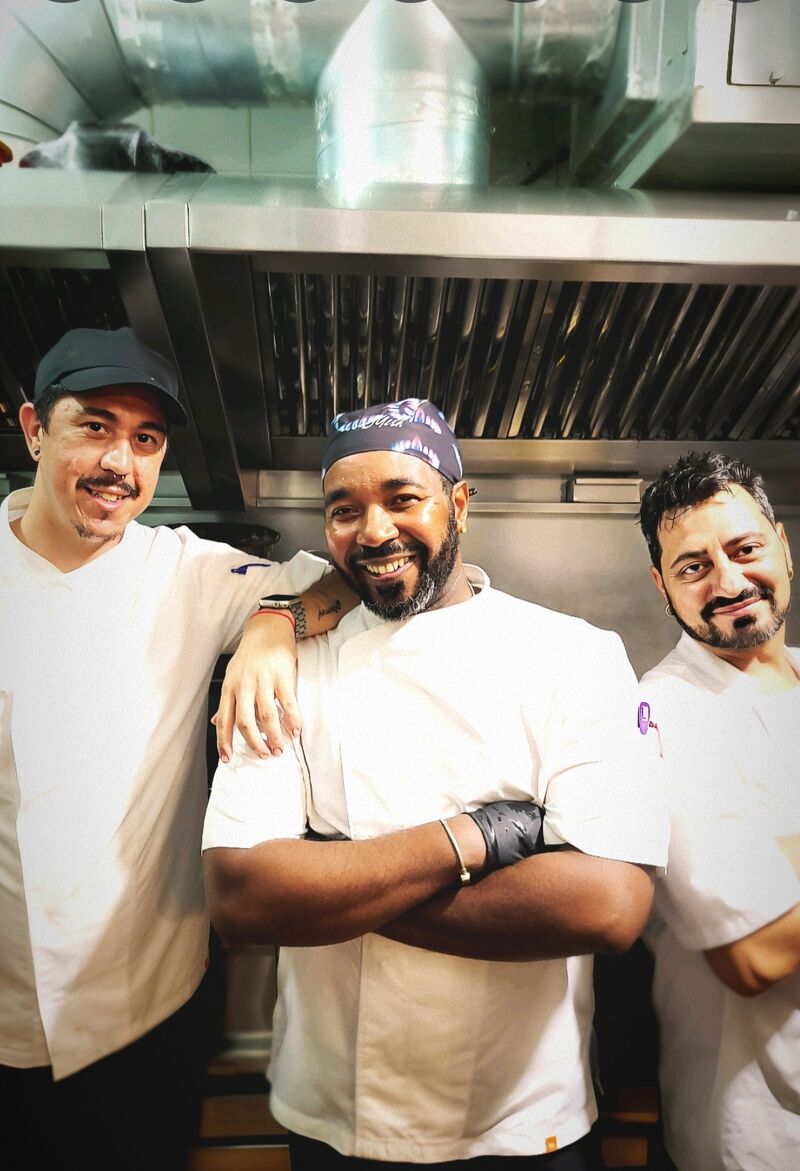 nuestro orgulloso equipo de COCINA / Our proud KITCHEN team 