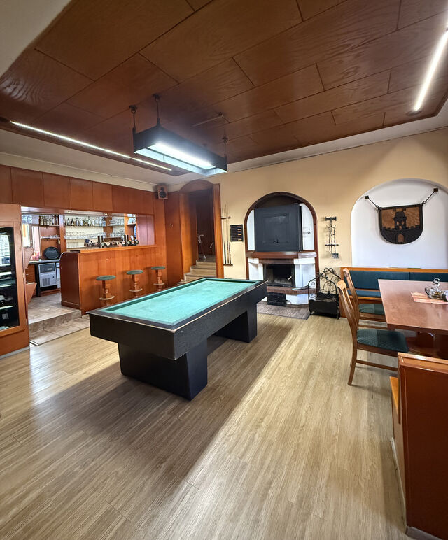 Interiér Měšťanské hospůdky s tradičním kulečníkem