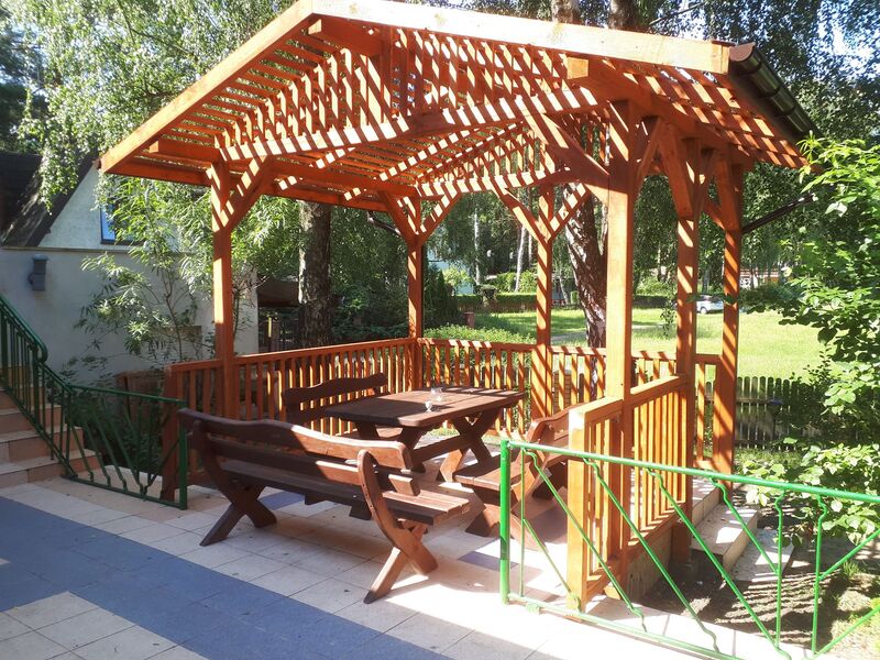 Zrelaksuj się i korzystaj z uroków natury przed domkiem. Nieopodal jezioro, trasy rowerowe i wiele bajecznych miejsc.