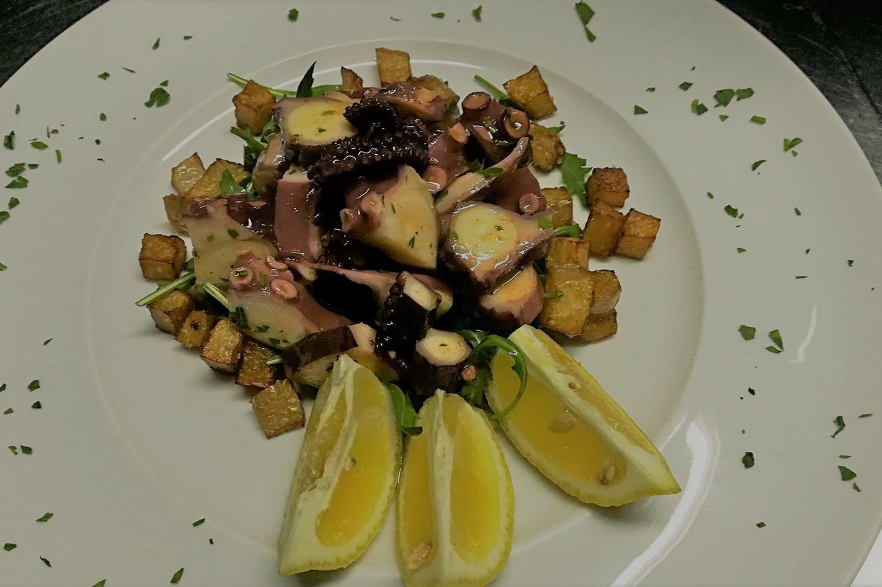 Polipo all'insalata con cubetti di patate al forno