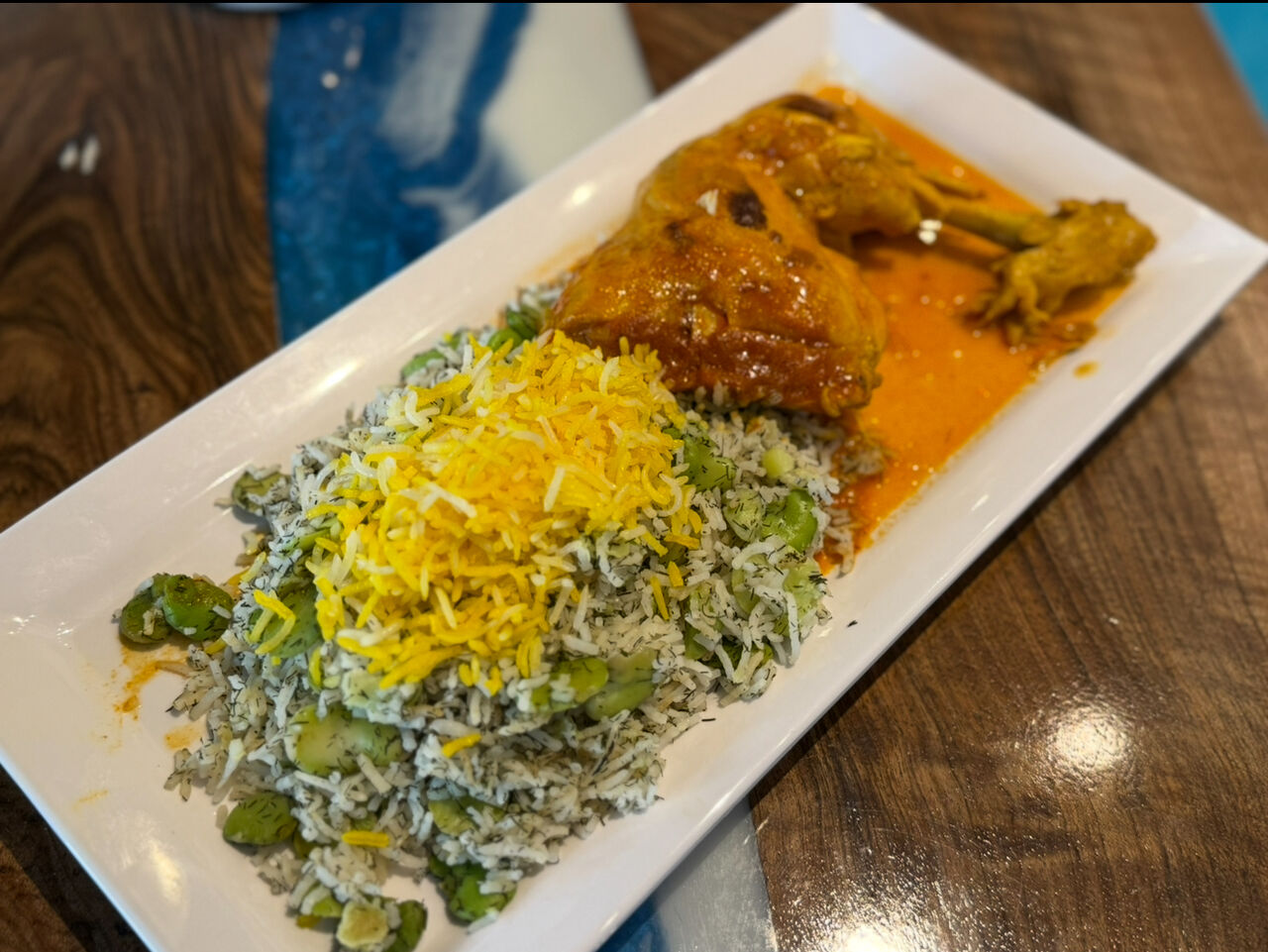 Hähnchenkeule in Tomaten- Safransoße, dazu Bohnenreis