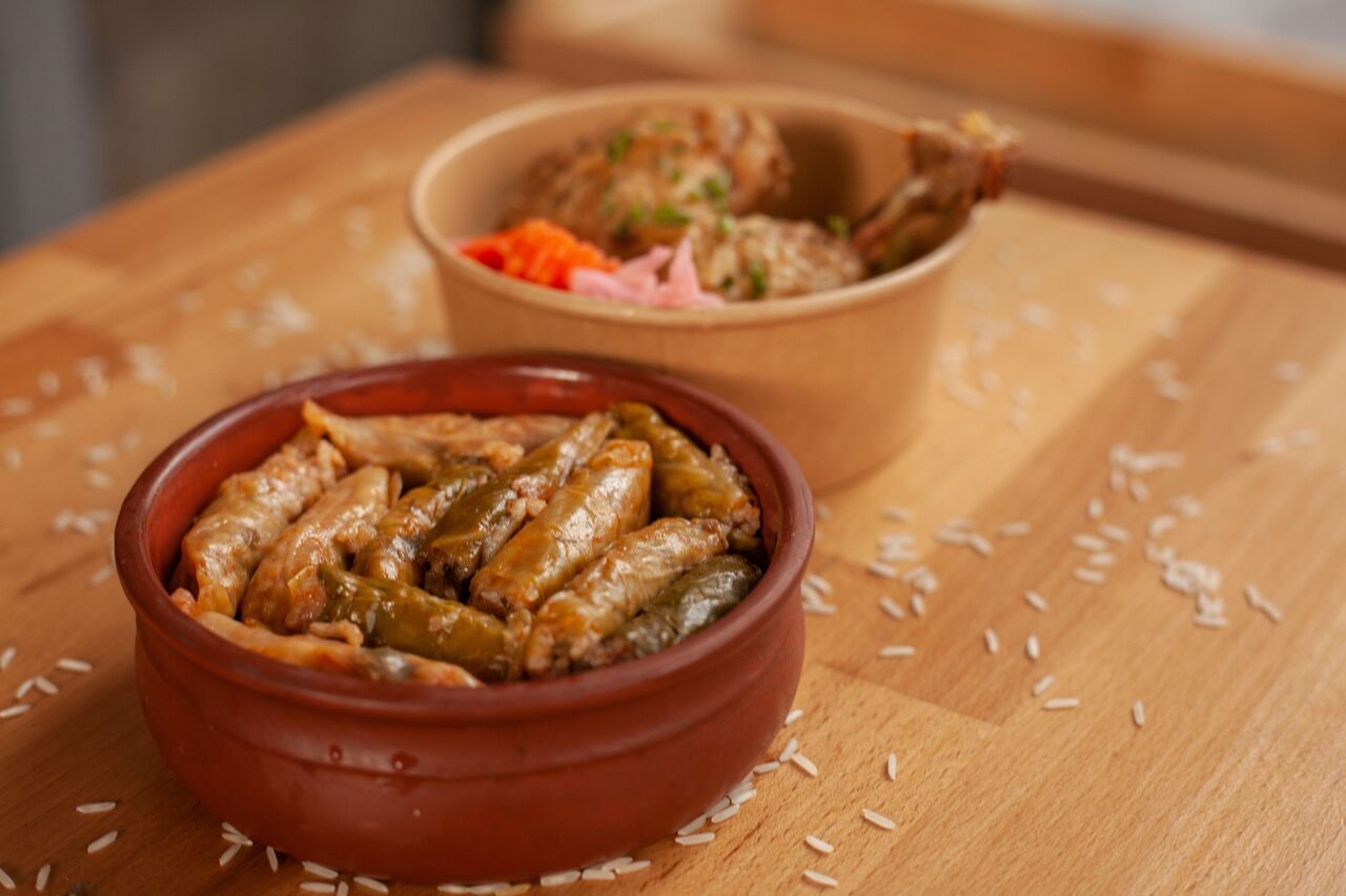 Mahshi, feuilles de choux blanc farci au riz servi avec un morceau de poulet frit ou grillé