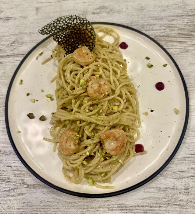 Spaghetti pesto de pistachos y gambas