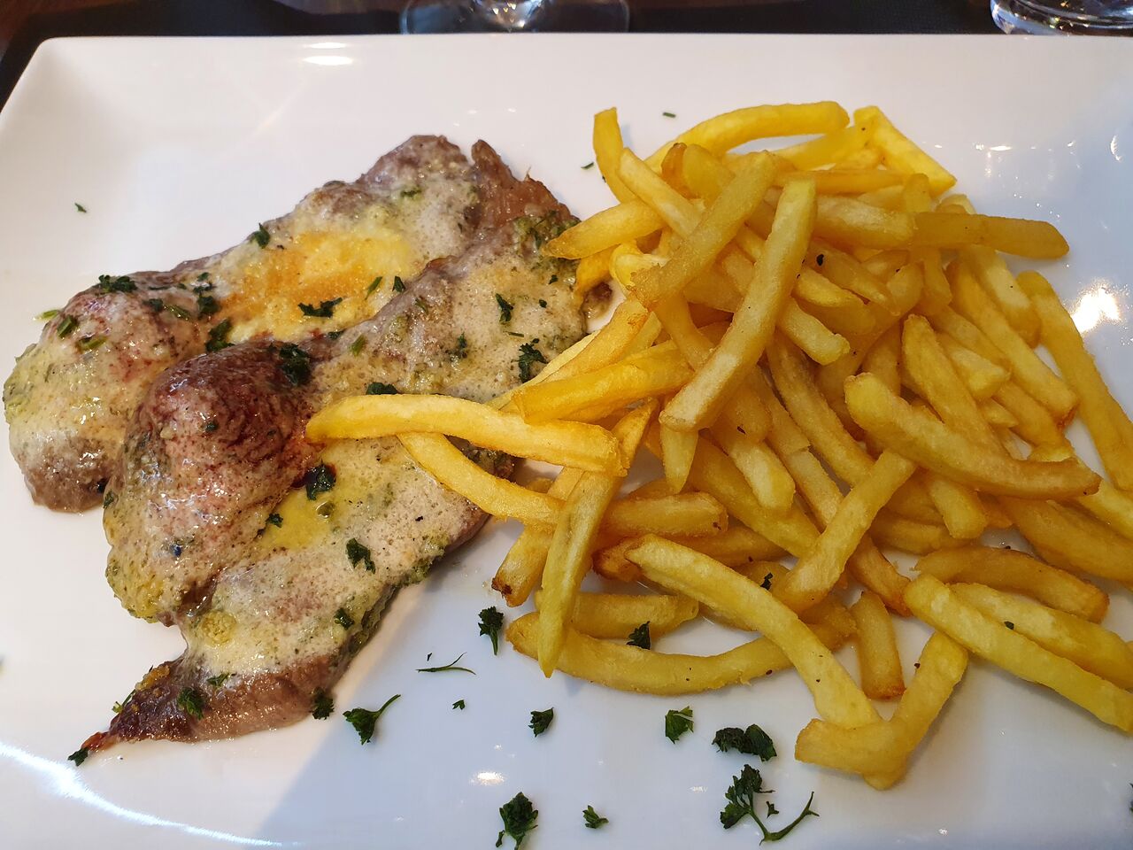 Le steak au four , frites