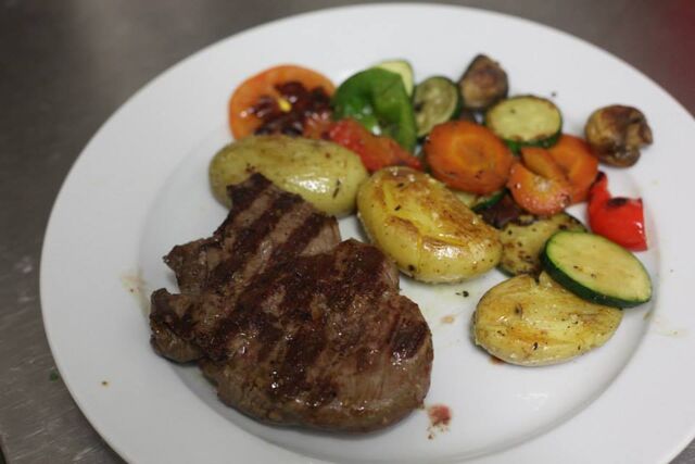 Vorspeisen, Tapas, Fleisch, Fisch, Paella, Desserts... Alles, als ob Sie es in Spanien gegessen hätten!
Sol y Sombra Düsseldorf
