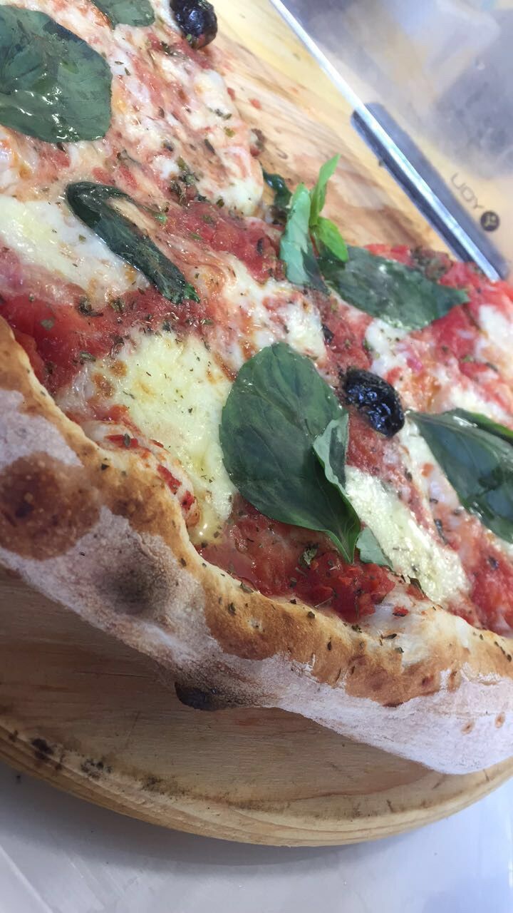 Savourez votre délicieuse Pizza mozzarella et au basilic
Fait maison avec une pâte exceptionnelle