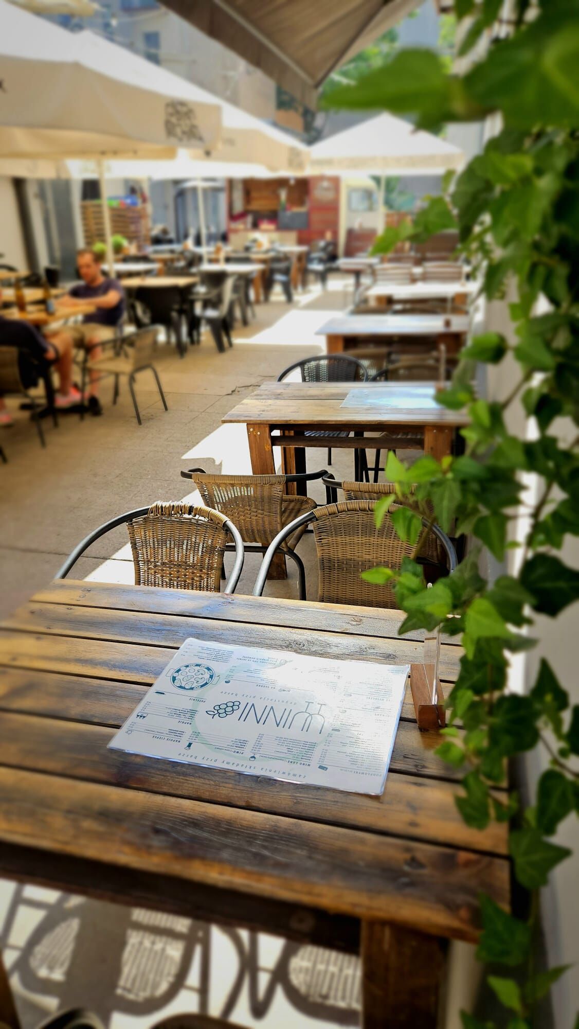 W sezonie najprzyjemniej pije się wino w ogródku.