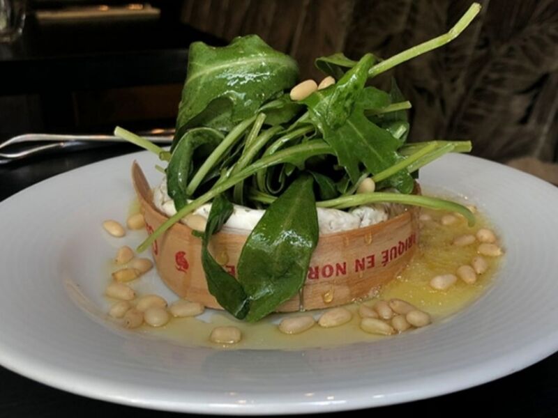 Camembert rôti au miel (petit camembert 150gr chaud, miel, pignons de pin, mélange de graines)