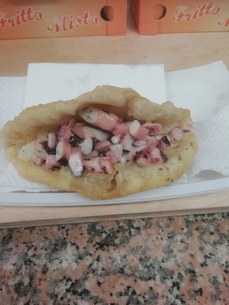 UNA DELLE NOSTRE SPECIALITA':
PANZEROTTO PATATE CONDITE E INSALATINA DI POLIPO...DA GUSTARE FREDDO...