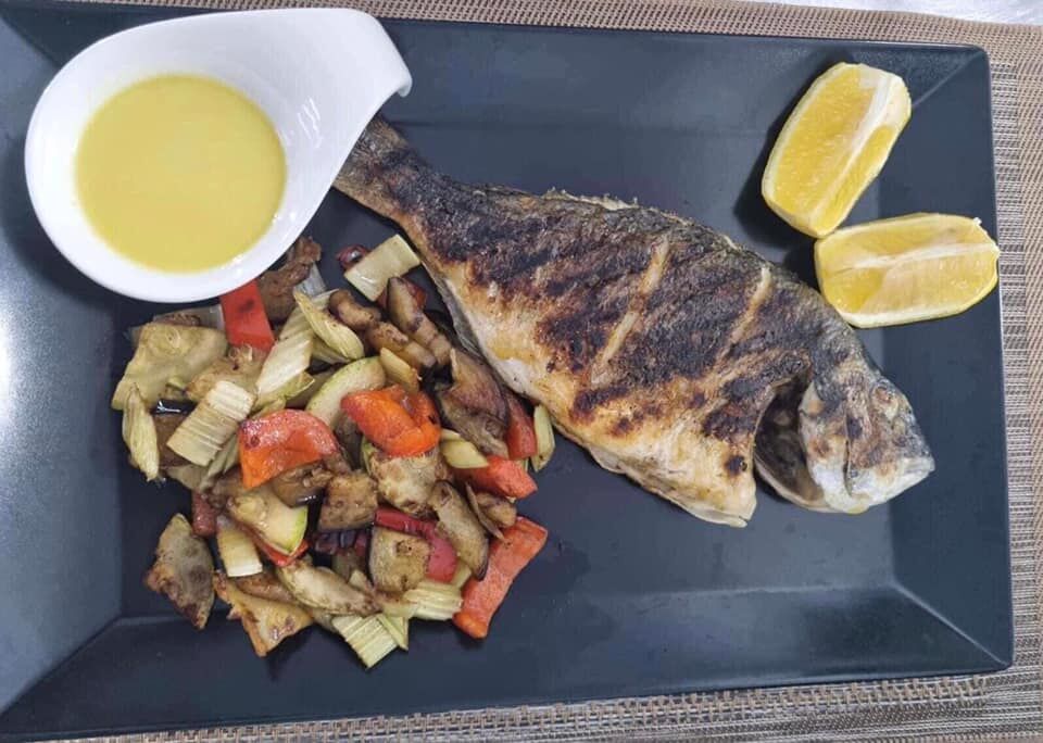 Dorada la Grill cu Sos de Lamaie