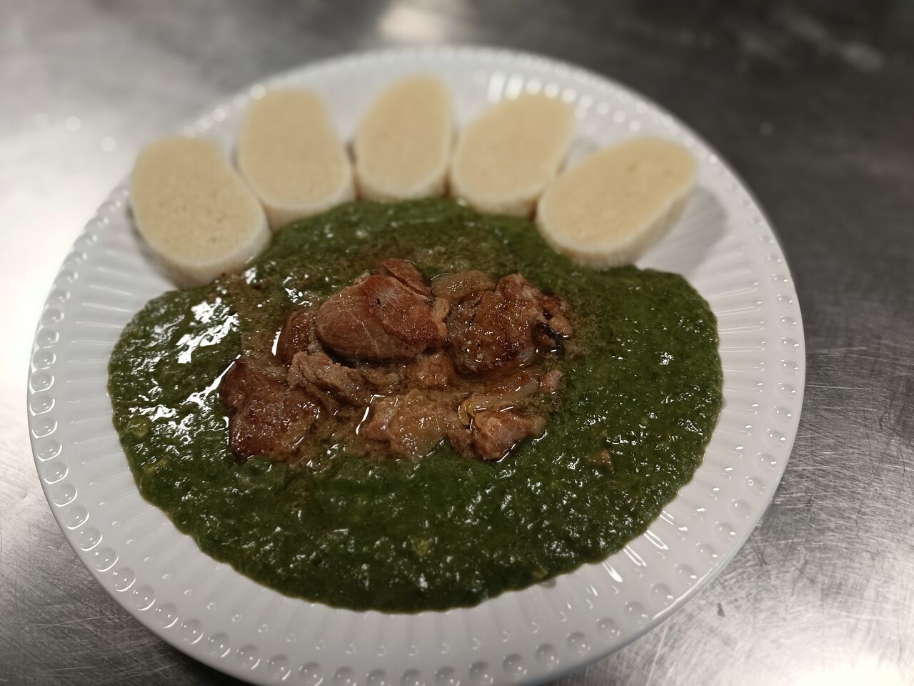 vepřové výpečky, dušený špenát, br. knedlík