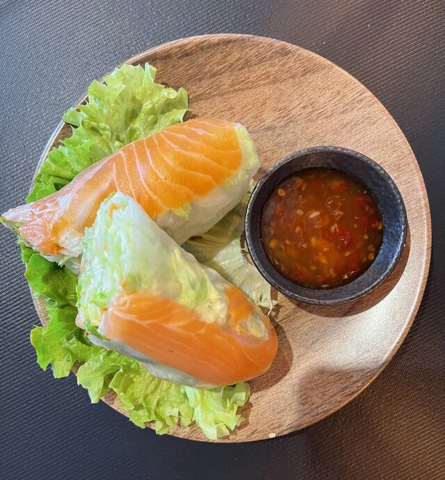 Rouleaux de printemps au saumon, avocat 