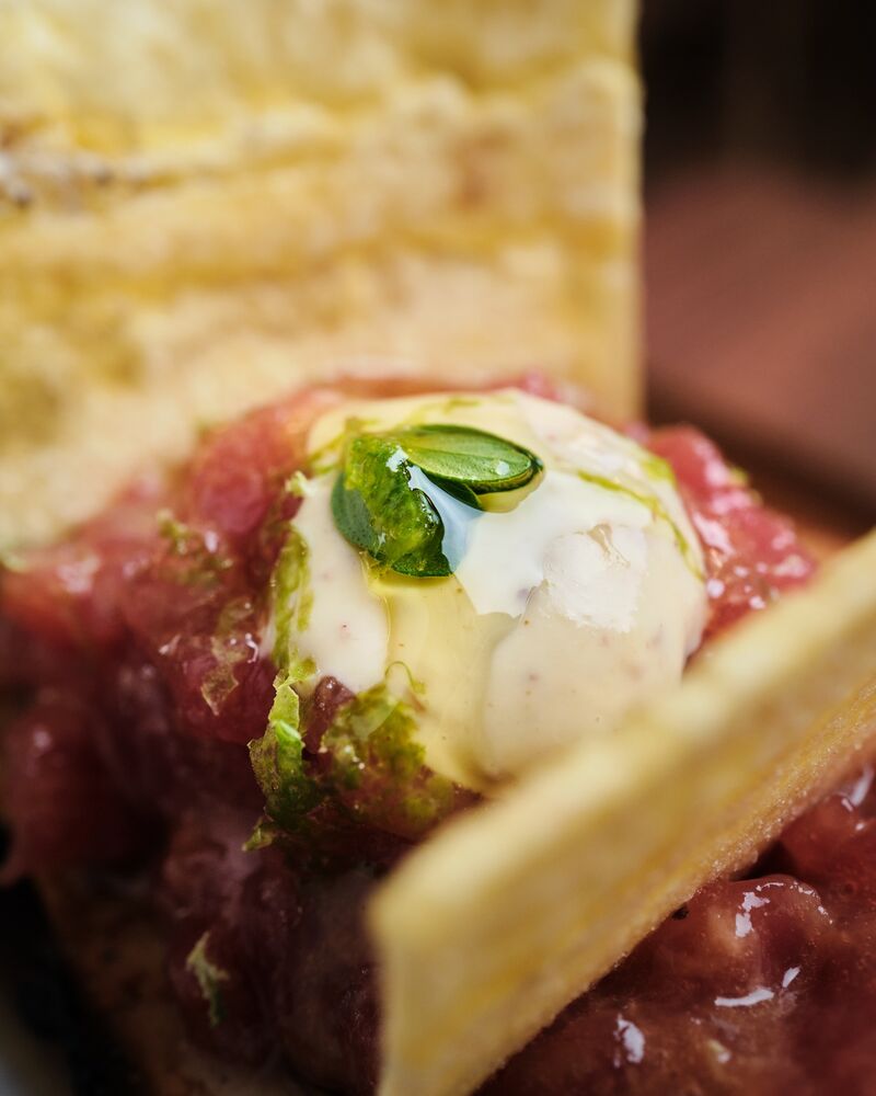 Tuétano a la brasa con steak tartar