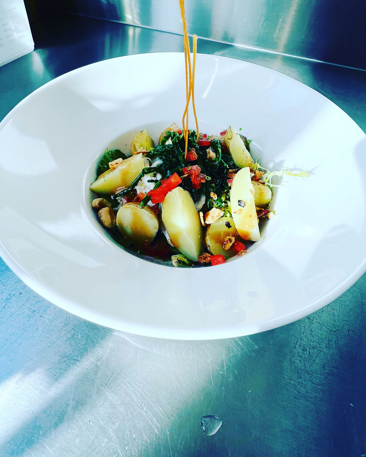 Le plat du moment. salade de raie, pomme de terre de noirmoutier, sa licorne fraîche