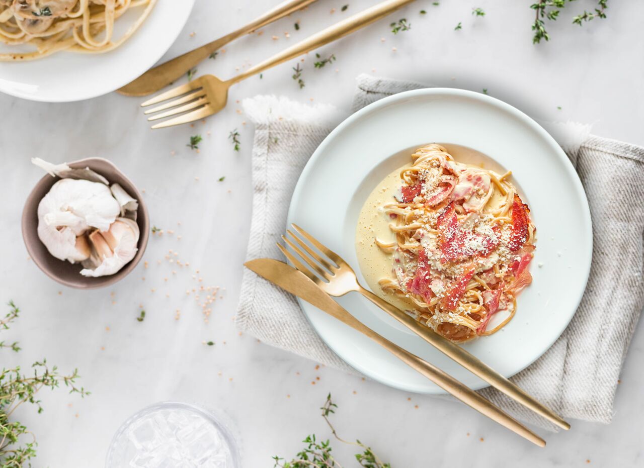 Карбонара (спагеті у вершковому соусі з жовтком, хрустким беконом та пармезаном)