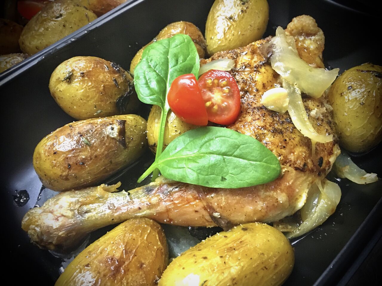 Cuisse de poulet au four avec ses pommes fondantes.