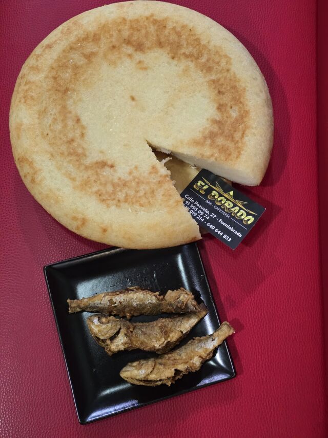 Pizó con pescado frito todos los fines de semanas, solo en el Dorado, somos muy nuestro