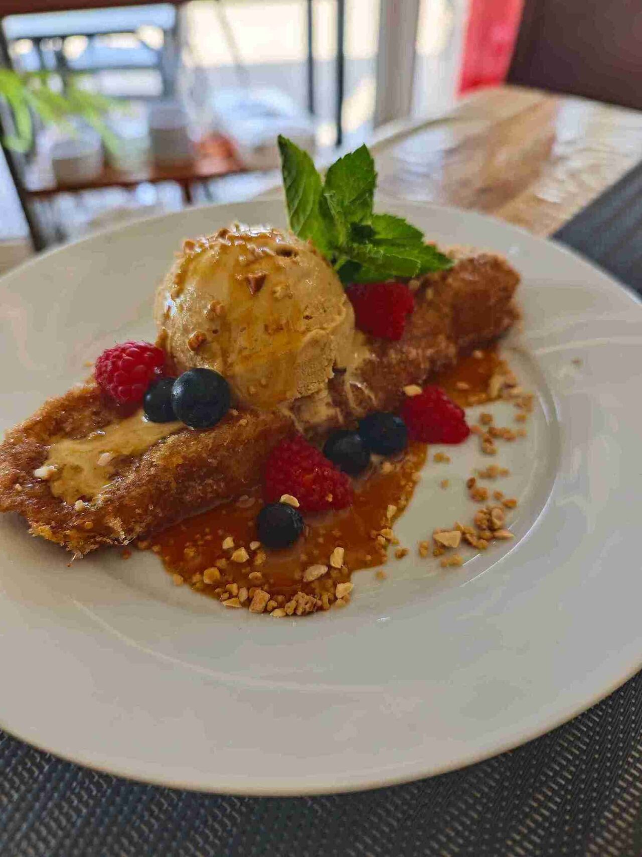 torrija con helado de turrón 
