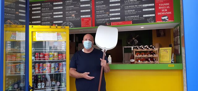 Un sourire masqué mais un accueil chaleureux. 