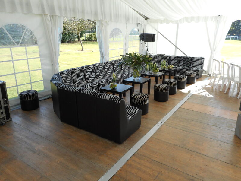 Chauffeuses discothèque, nous pouvons réaliser de nombreuses configurations.
Tables et poufs sont aussi disponibles.