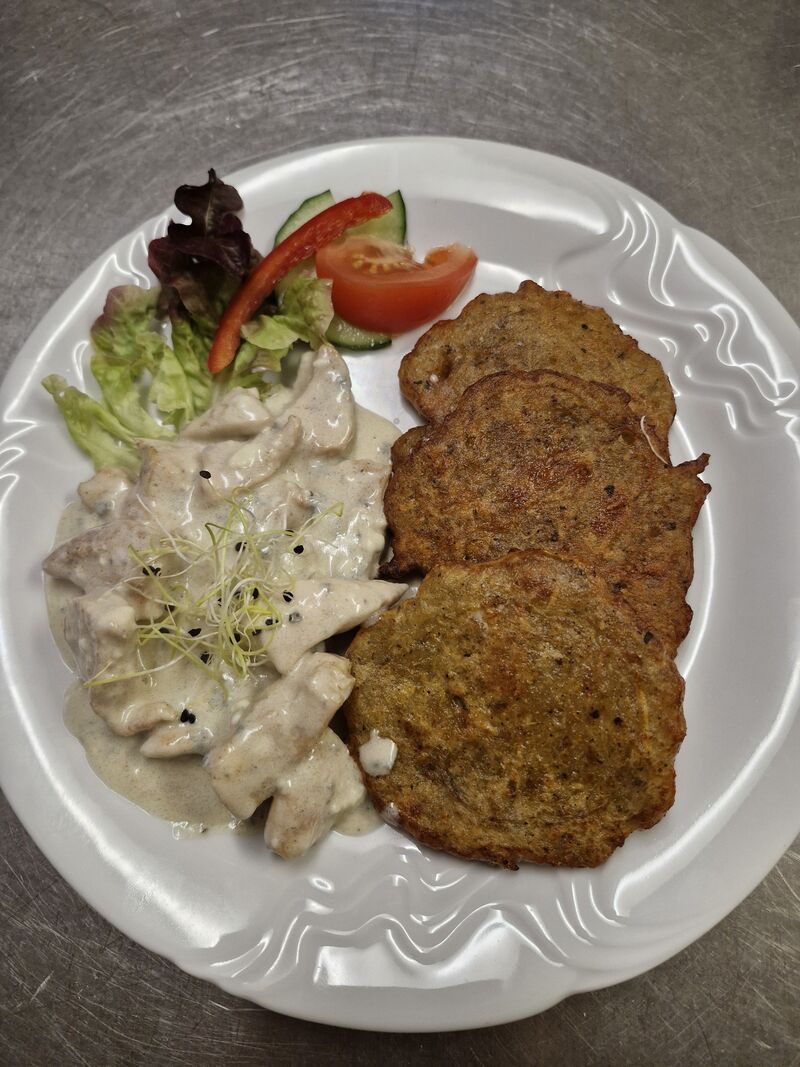 Kuřecí nudličky s nivou a bramboráčky