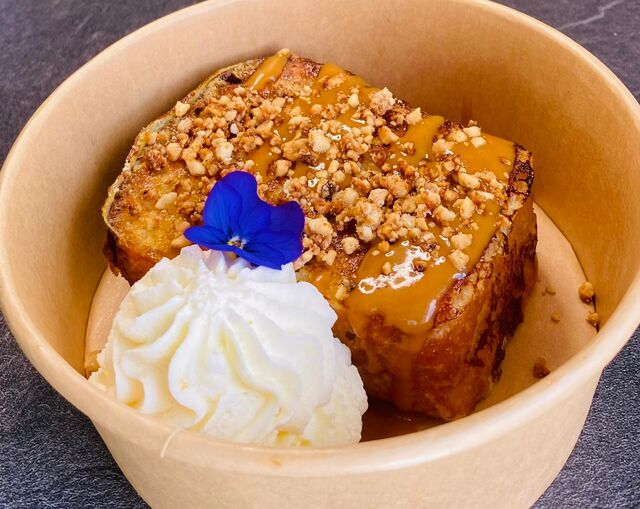 Brioche perdue cacahouètes caramélisées sauce caramel beurre salé