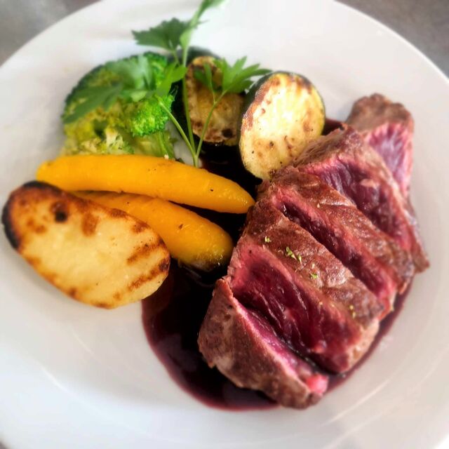 COEUR ALOYAU SAUCE VIN ROUGE, LÉGUMES GRILLÉS