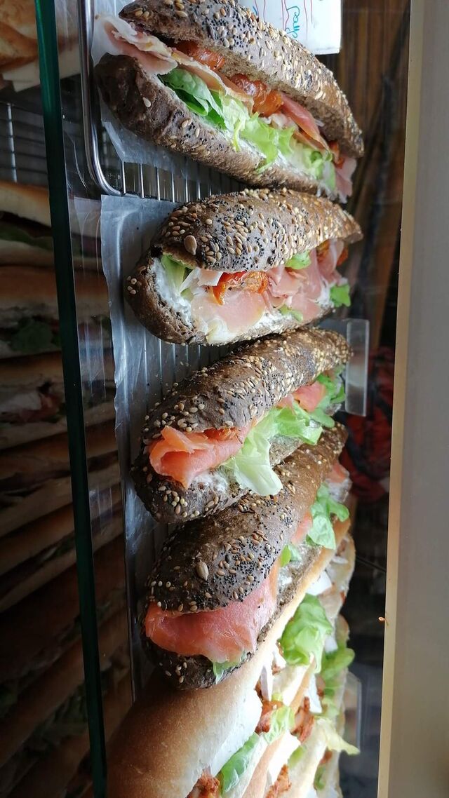 Pain baltik saumon ou jambon de pays où avocat crevettes