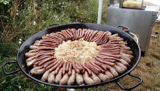 Andouillettes, saucisses et fondue d'oignons au vin blanc 