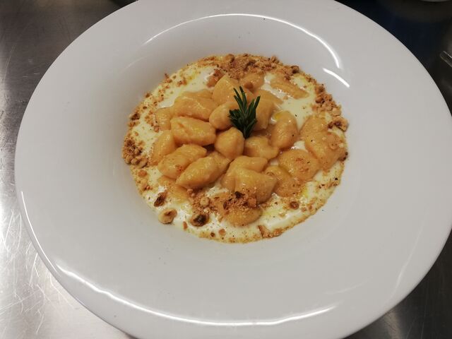 Gnocchi di Zucca con Fonduta di Toma e Nocciole Tostate
