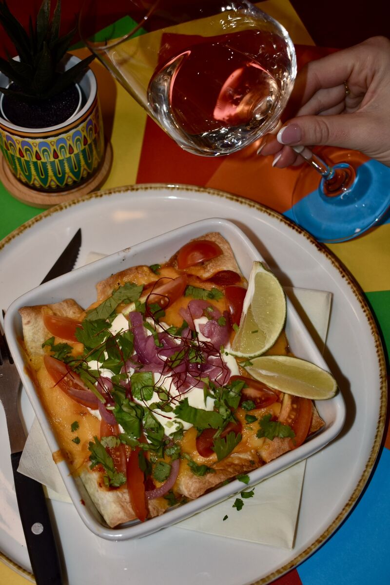 HOVĚZÍ ENCHILLADAS S OMÁČKOU Z PEČENÝCH CHILLI PAPRIČEK