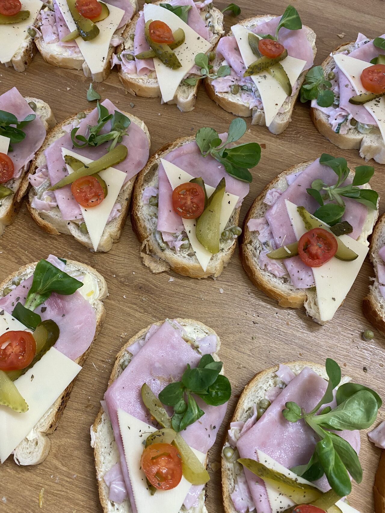 Chlebíček s lahôdkovým šalátom