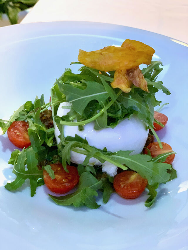 Mozzarella (Burrata di búfala de Puglia), pan rustico y tartar de tomate