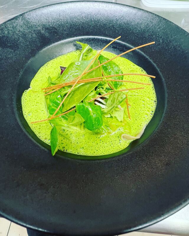 les ravioles de gambas et anguille fumé, émulsion épinards