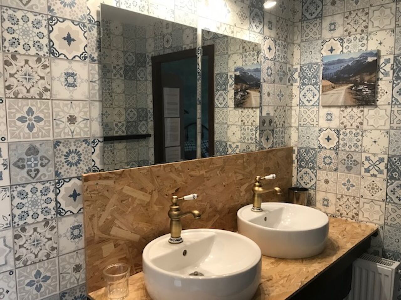 Salle de bain double vasque piste noire.