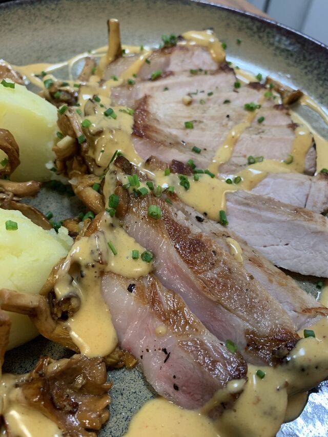 L’Entrecôte de Cochon des Monts Lagast, Sauce Chorizo, Girolles et Embeurré de Pomme de Terre
