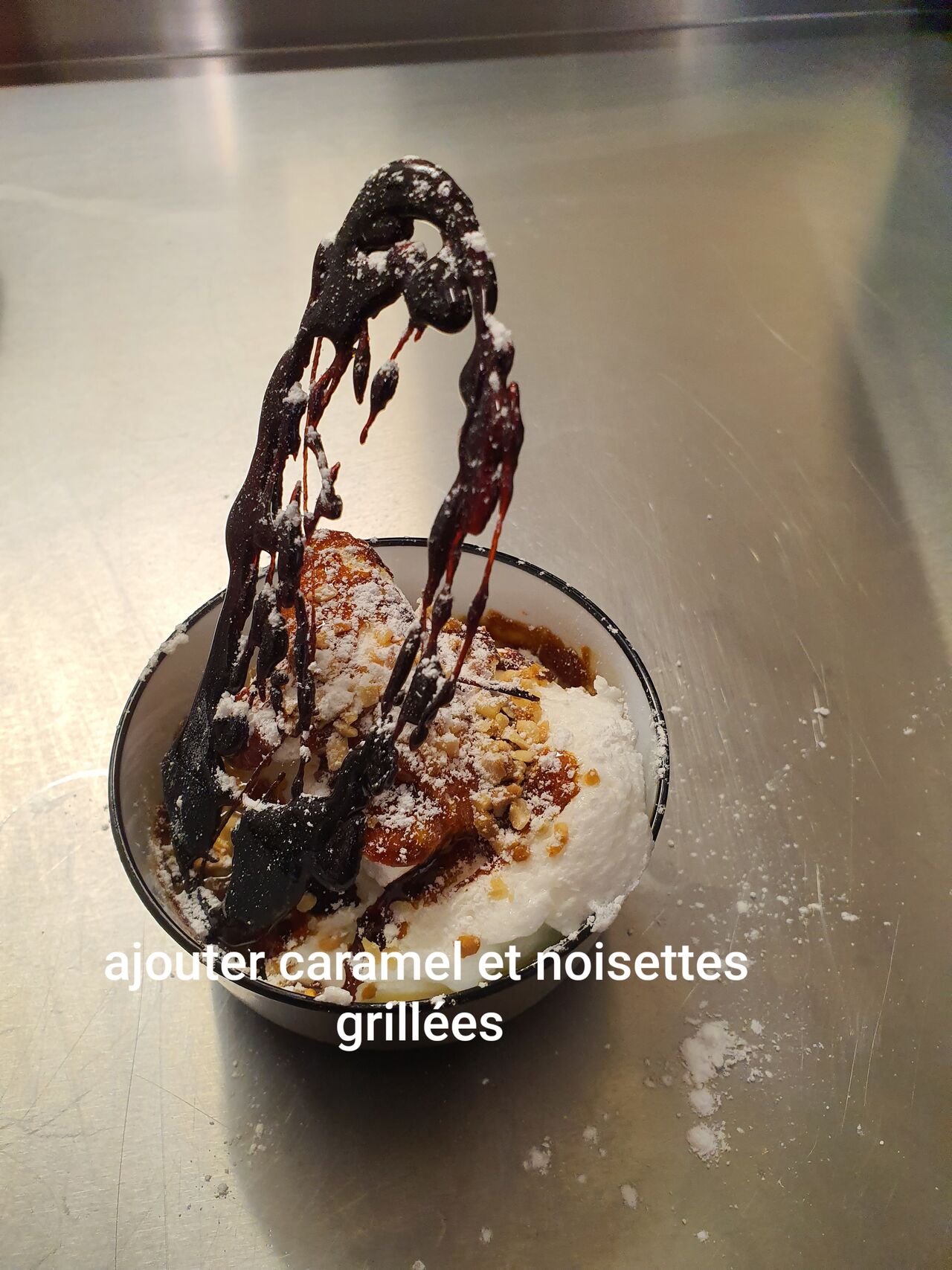 Œuf à la neige caramel noisette grillées