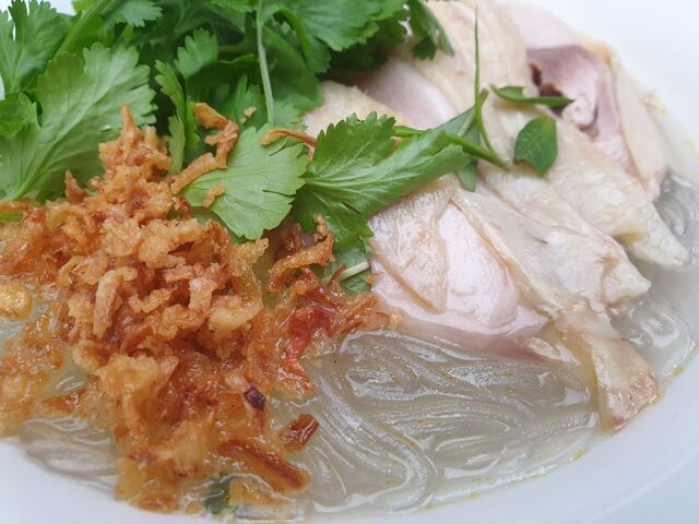 Glasnudelsuppe mit Hähnchen und Kräutern