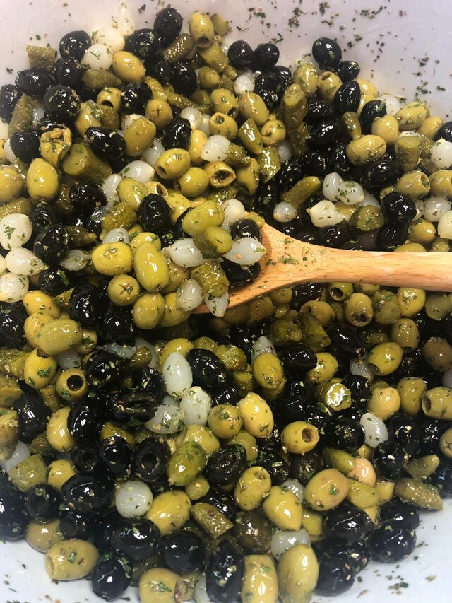 mengel mix van olijven
( zwarte, groene olijven, ajuintjes en augurk)
