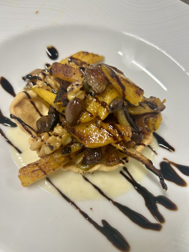 Cestino di brisée con zucca, noci e olive taggiascheee