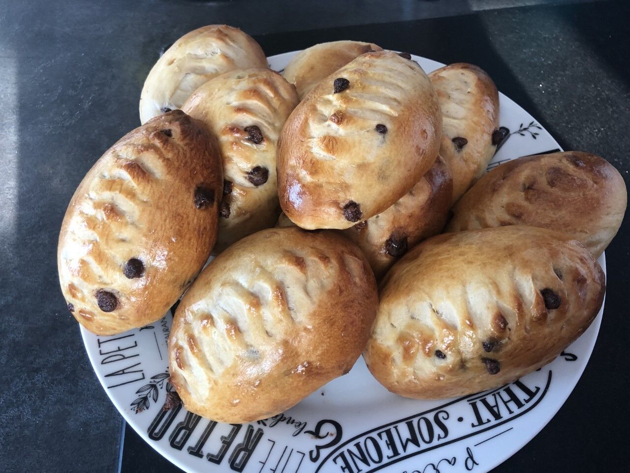Pains au lait aux pépites de chocolat .