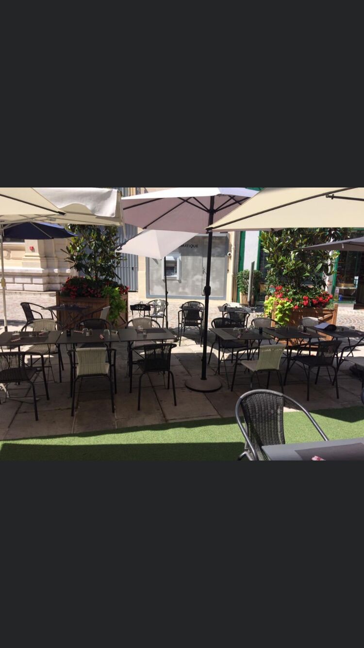 Notre terrasse ombragée d’avril a septembre. 